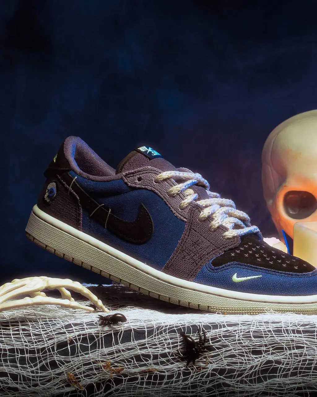 Вау, Nike дропнул кроссовки в стиле Вуду! Вместо обычных дырочек на носке вырезаны кресты, кроссовки будто прошиты нитками с разными лоскутами, а ближе к пятке пришита кукла Вуду с пуговицей вместо гл... | Сетка — социальная сеть от hh.ru