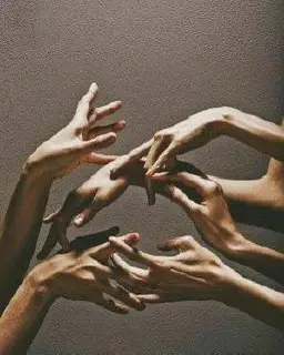 🔤7️⃣2️⃣
О чём думает тот, кто не слышит и не говорит.
Если человек глухой и немой, на каком языке он думает? Интуитивно хочется ответить: «ни на каком». Но это не так.
Он думает на языке жестов | Сетка — социальная сеть от hh.ru