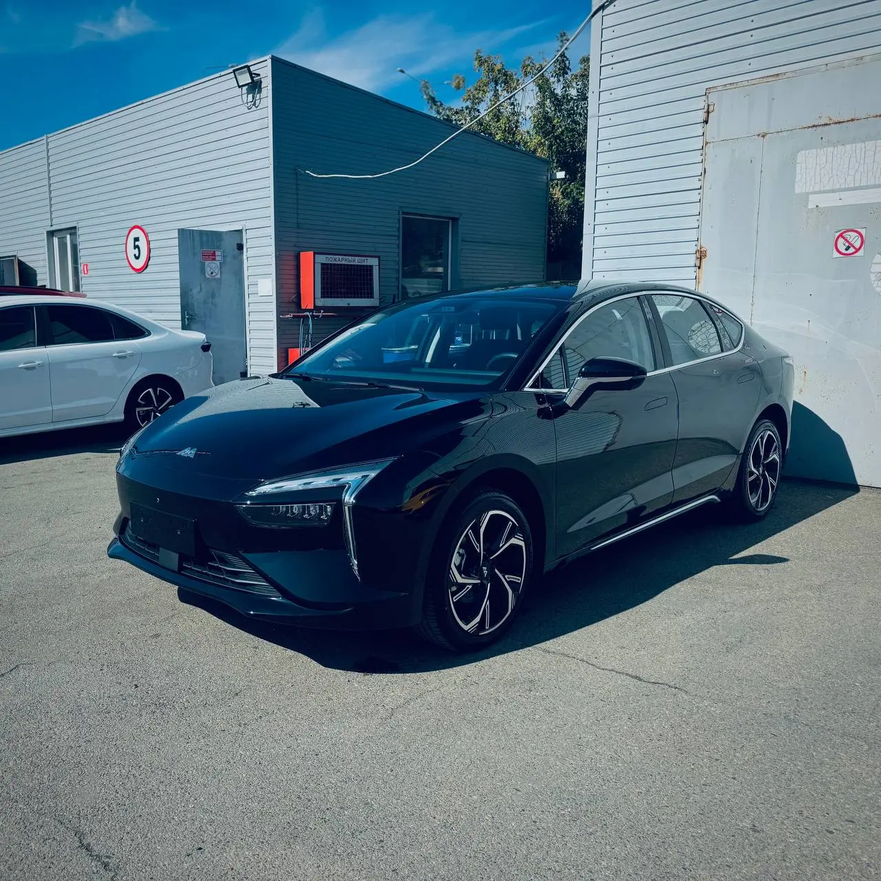 Смотрите какие автомобили появились у моих друзей ⚡️
Уверен, что вы таких не видели и даже не слышали — ещё «вчера» я тоже 😄
💛 Eonyx — маленький электрокар формата «сел — поехал». Минимум всего.. | Сетка — социальная сеть от hh.ru