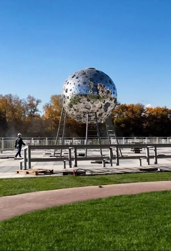 🌒Дотянуться до луны
Авторский арт-объект в виде четырехметровой луны появился на Шелепихинской набережной около делового центра «Москва-Сити»
Луна оформлена зеркальной мозаикой, которая переливается п... | Сетка — социальная сеть от hh.ru