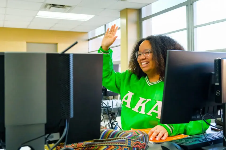 🚀 NVIDIA строит AI-инфраструктуру в США
NVIDIA расширяет доступ к ИИ через партнёрства с вузами, городами и штатами.
Компания помогает создавать «AI-фабрики» и образовательные программы по всей стране | Сетка — социальная сеть от hh.ru