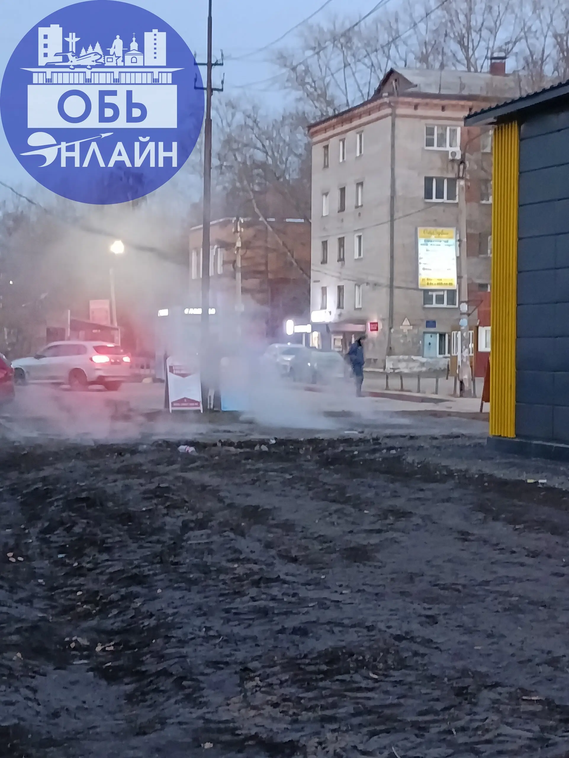 ↗ За ДК "Крылья Сибири" пар пошёл сильнее. Никого из сотрудников Центра нет. Ждём, когда начнутся длинные выходные, а ближайшие здания затопит | Сетка — социальная сеть от hh.ru