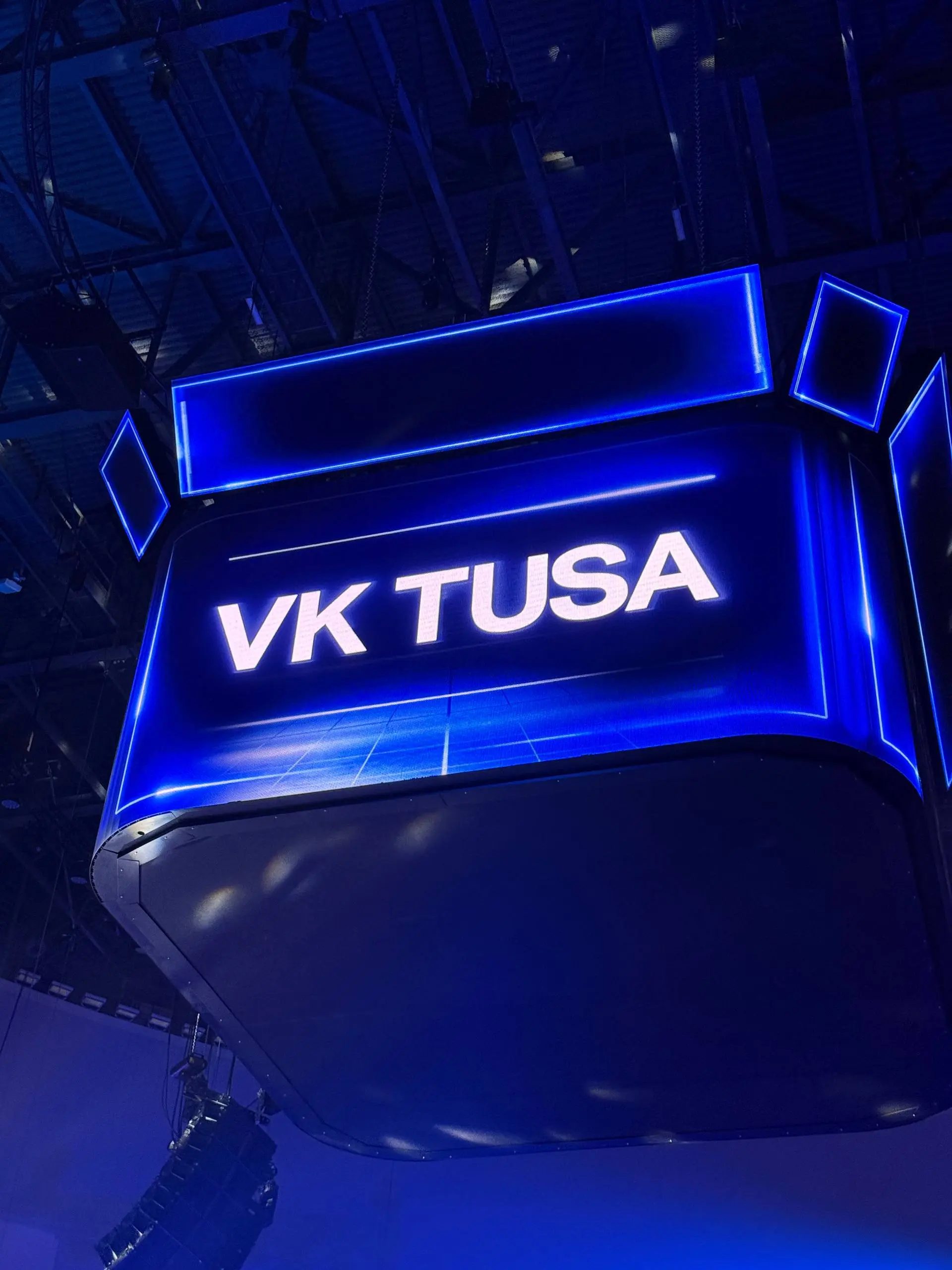БАСКЕТБОЛ - IS NEW SEXY
да, именно так звучала концепция VK TUSA 2.0
Вчера, к сожалению без Лены(так как она была в перелет)посетили очень необычное мероприятие исключительно для блогеров - VK TUSA 2 | Сетка — социальная сеть от hh.ru
