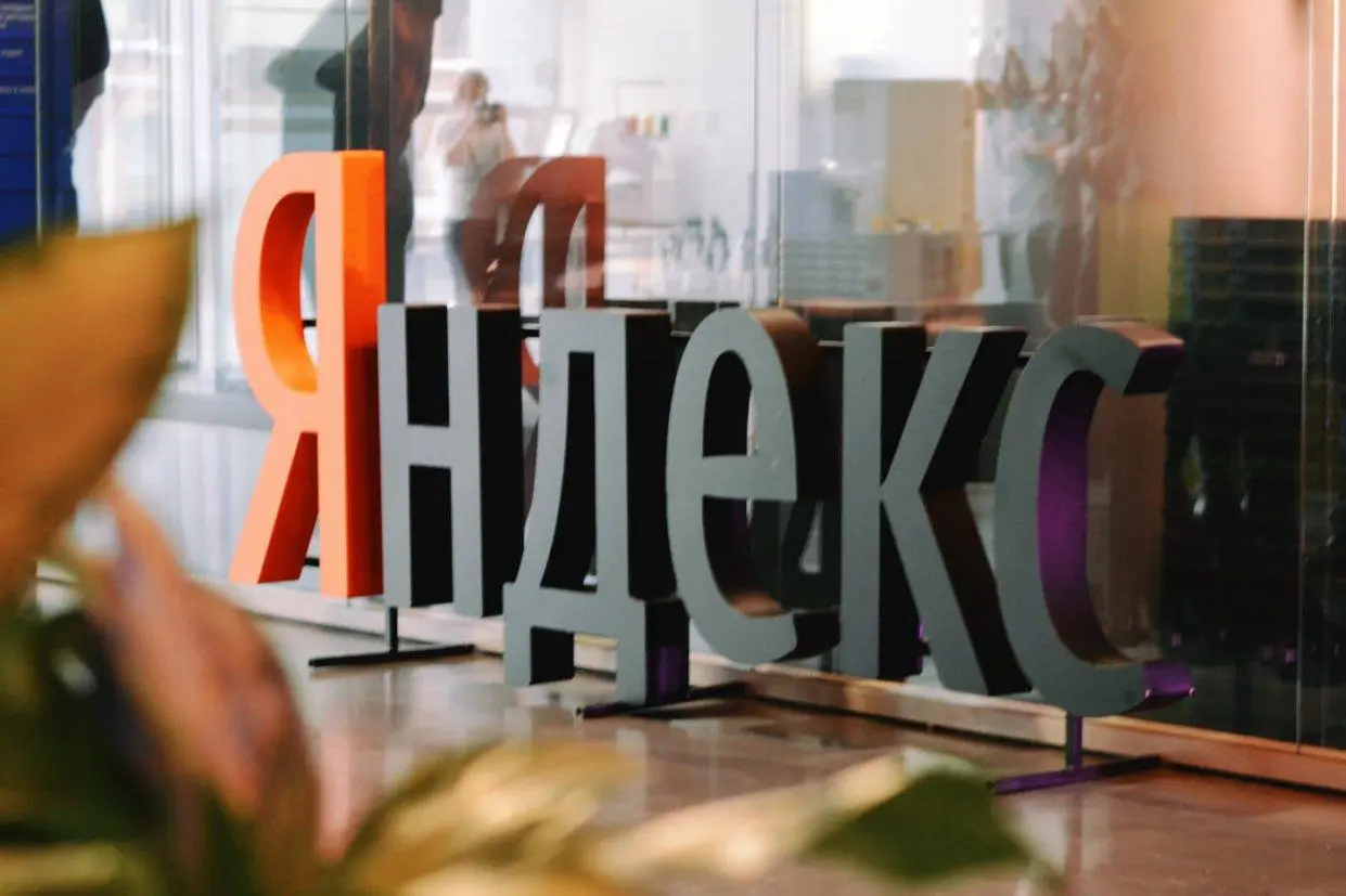 Яндекс — один из наших проводников в будущее🤍  
📌 Нейросеть Алиса AI научилась использовать ИИ-агентов для бронирования мест в ресторанах и поиска товаров по более низким ценам | Сетка — социальная сеть от hh.ru