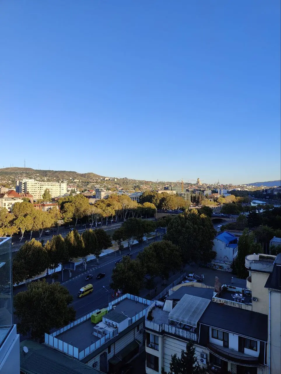 🍂 Пятничное без полезностей
Сегодня никаких инструкций и глубоких разборов — просто гуляю по солнечному Тбилиси и наслаждаюсь последними теплыми деньками осени | Сетка — социальная сеть от hh.ru