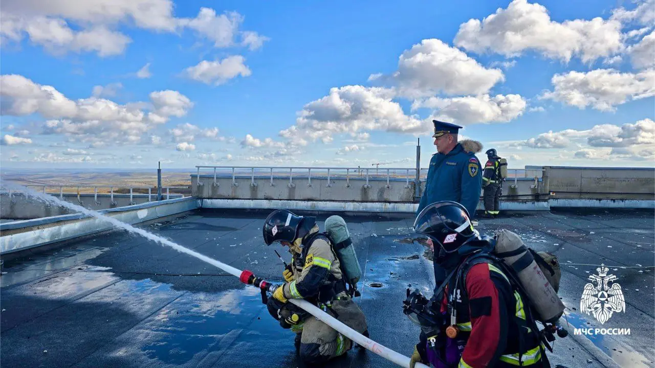🚒 На Ставрополье пожарные провели учения в 16-этажке
В Ставрополе прошли масштабные учения МЧС по тушению условного пожара в высотном жилом доме | Сетка — социальная сеть от hh.ru