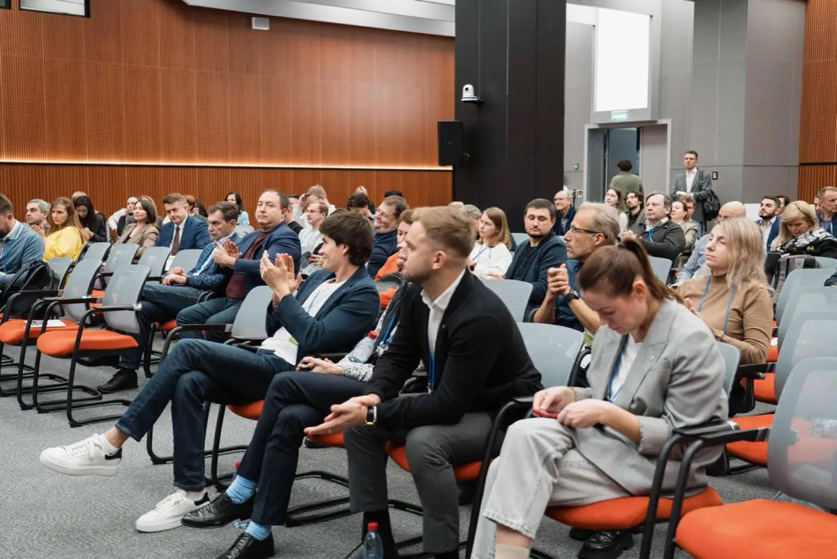 😎 Несем лайф-контент с New Retail Forum 2025 | Сетка — социальная сеть от hh.ru