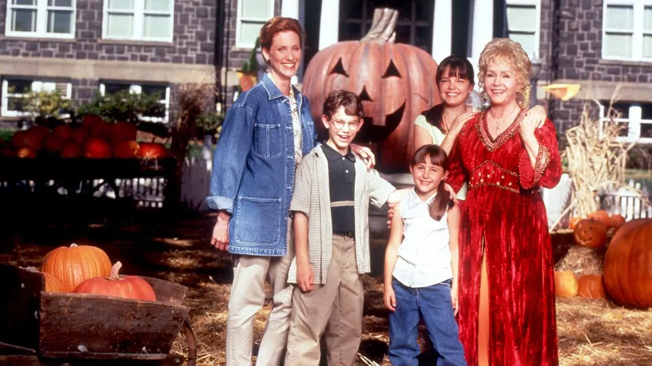 🕸️ Halloween Classics 👻
It’s spooky season, so let’s go back to the 90s and early 2000s for some Halloween classics! Делюсь с вами далеко не новинками, но фильмами из детства, понастальгировать и посм... | Сетка — социальная сеть от hh.ru