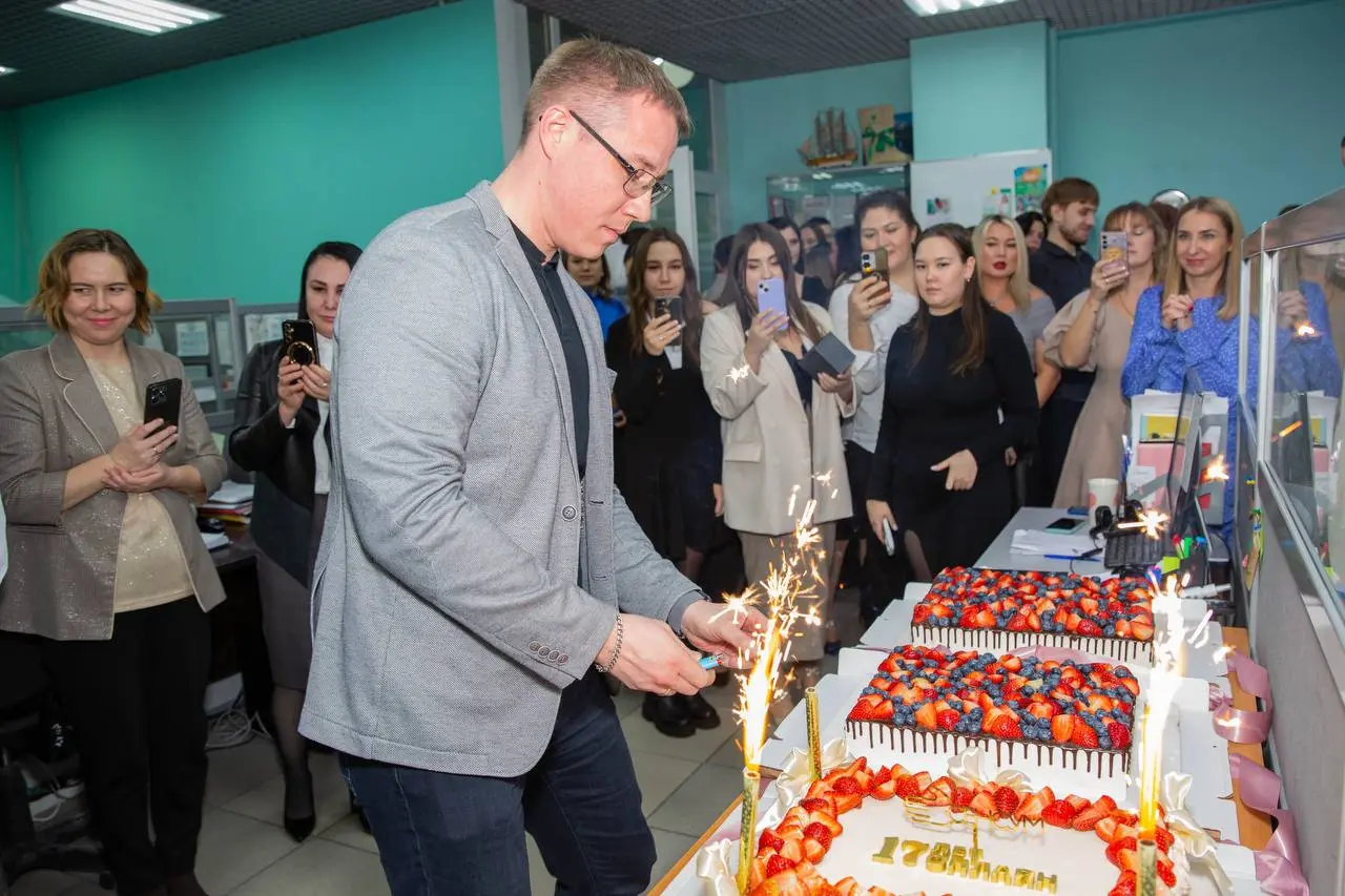 Сегодня можно позволить себе немного магии даже на работе 👻
• Улыбнитесь коллеге, вдруг он тайно вампир и давно не видел доброты
• Разрешите себе съесть конфету без чувства вины, это ведь ритуал!
• См... | Сетка — социальная сеть от hh.ru