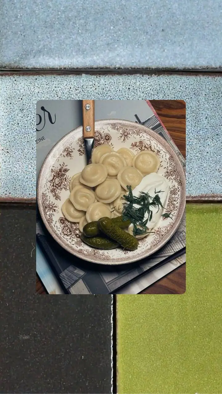 Не так давно посмотрела один оооочень красивый, атмосферный фильм (поделюсь им позже). И там в начале шли имена тех, кто его создавал. Интересный и такой простой вариант | Сетка — социальная сеть от hh.ru