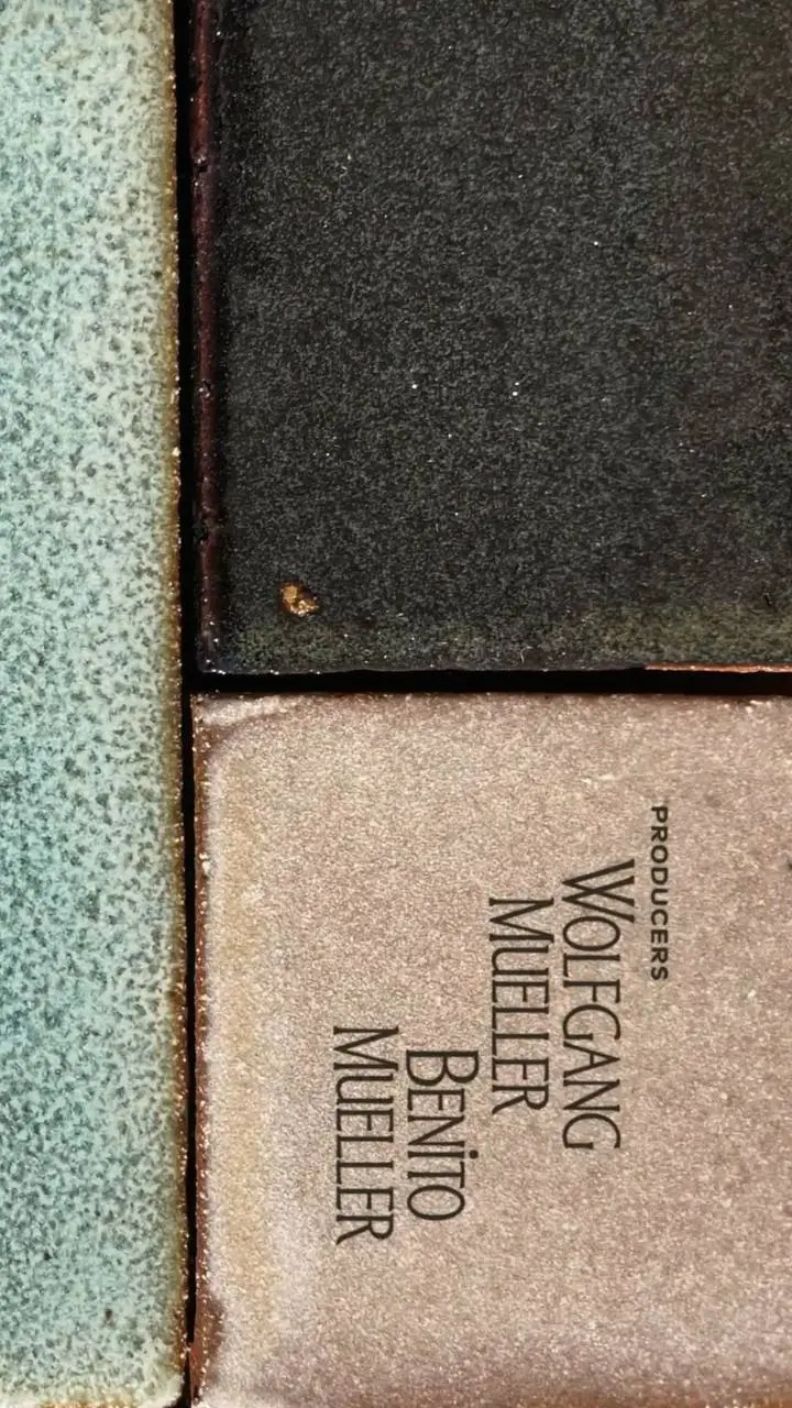 Не так давно посмотрела один оооочень красивый, атмосферный фильм (поделюсь им позже). И там в начале шли имена тех, кто его создавал. Интересный и такой простой вариант | Сетка — социальная сеть от hh.ru