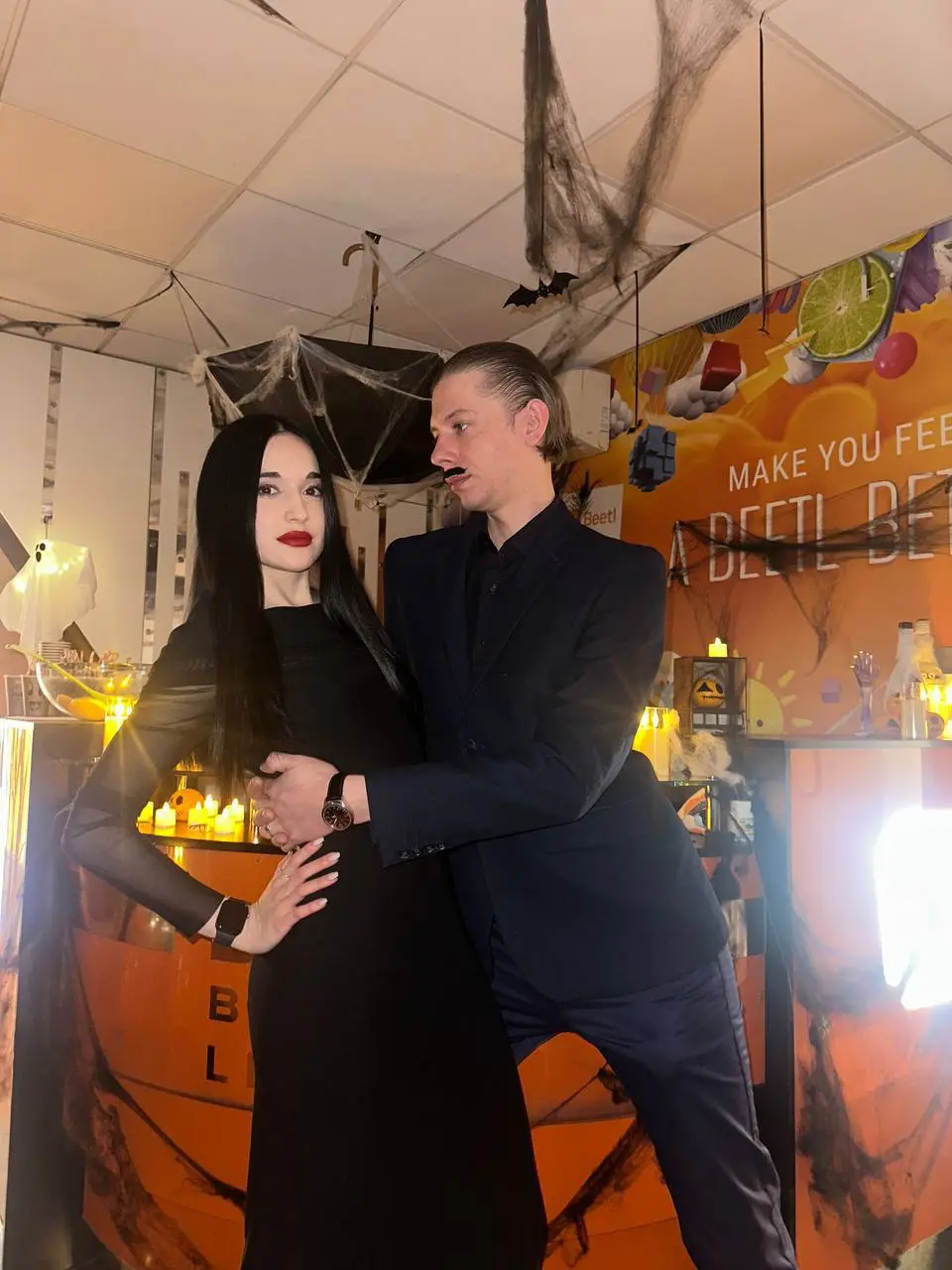 Halloween в Beetl: страшно красиво и очень ответственно!
Сегодня офис превратился в логово нечисти 👻
🕸 Встречайте участников:
💀 Дарья Титова — Призрак Курта Кобейна
☠️ Авдеева Полина — Круэлла Череват... | Сетка — социальная сеть от hh.ru