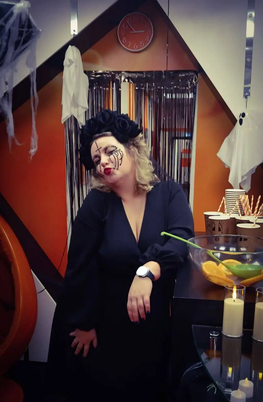 Halloween в Beetl: страшно красиво и очень ответственно!
Сегодня офис превратился в логово нечисти 👻
🕸 Встречайте участников:
💀 Дарья Титова — Призрак Курта Кобейна
☠️ Авдеева Полина — Круэлла Череват... | Сетка — социальная сеть от hh.ru