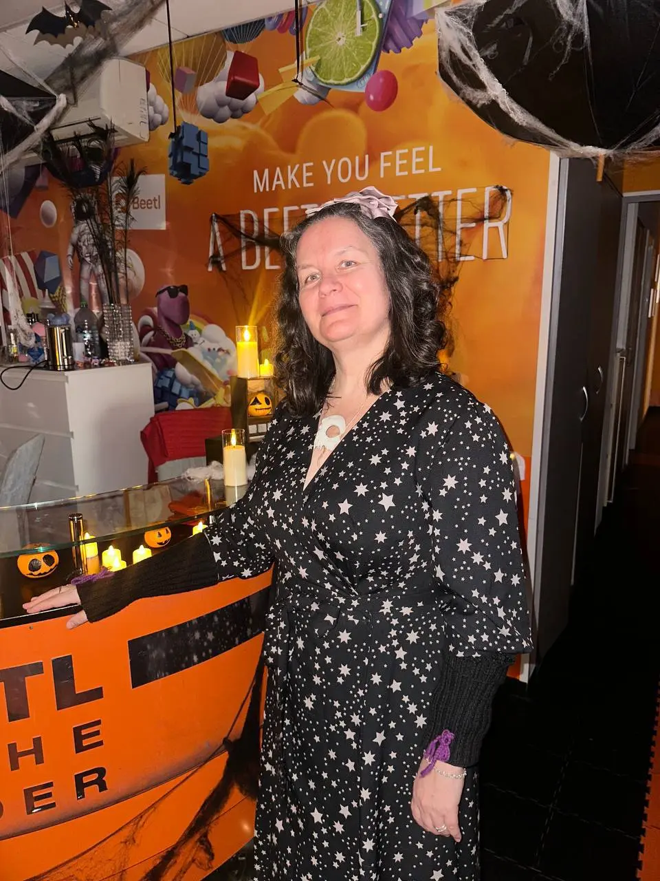 Halloween в Beetl: страшно красиво и очень ответственно!
Сегодня офис превратился в логово нечисти 👻
🕸 Встречайте участников:
💀 Дарья Титова — Призрак Курта Кобейна
☠️ Авдеева Полина — Круэлла Череват... | Сетка — социальная сеть от hh.ru