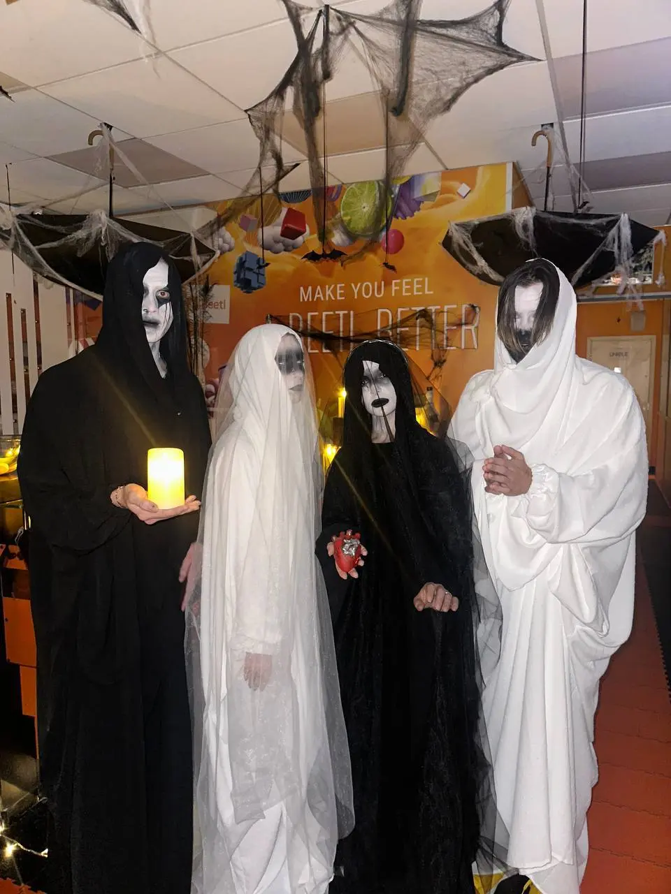 Halloween в Beetl: страшно красиво и очень ответственно!
Сегодня офис превратился в логово нечисти 👻
🕸 Встречайте участников:
💀 Дарья Титова — Призрак Курта Кобейна
☠️ Авдеева Полина — Круэлла Череват... | Сетка — социальная сеть от hh.ru