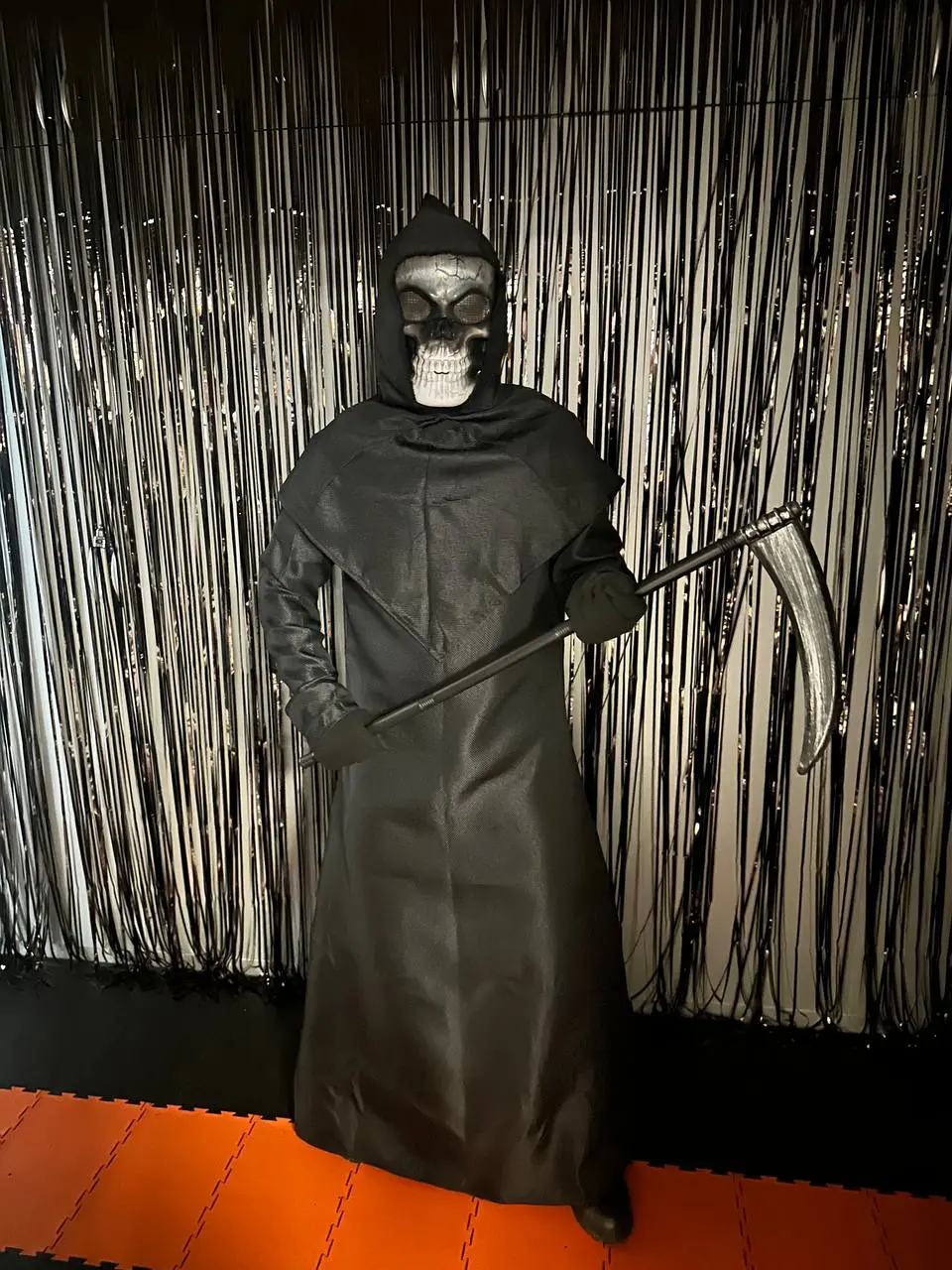 Halloween в Beetl: страшно красиво и очень ответственно!
Сегодня офис превратился в логово нечисти 👻
🕸 Встречайте участников:
💀 Дарья Титова — Призрак Курта Кобейна
☠️ Авдеева Полина — Круэлла Череват... | Сетка — социальная сеть от hh.ru