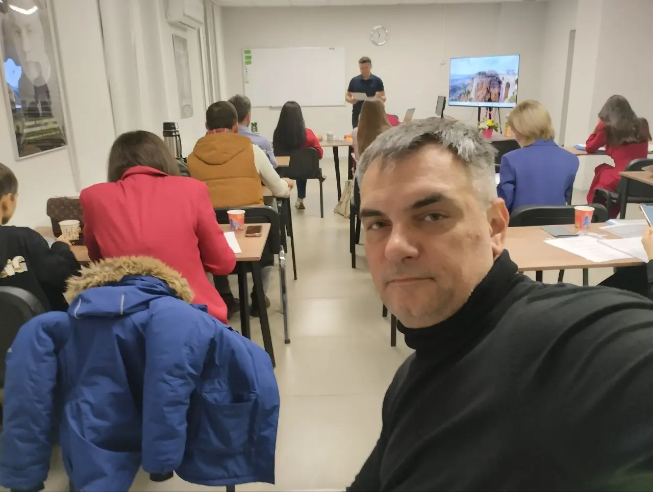 Обратите внимание на радостное лицо психолога в конце рабочей недели.
Сдача дипломов на треке ЮФУ Психфак. Хожу для поднятия боевого духа и самооценки🙈 | Сетка — социальная сеть от hh.ru