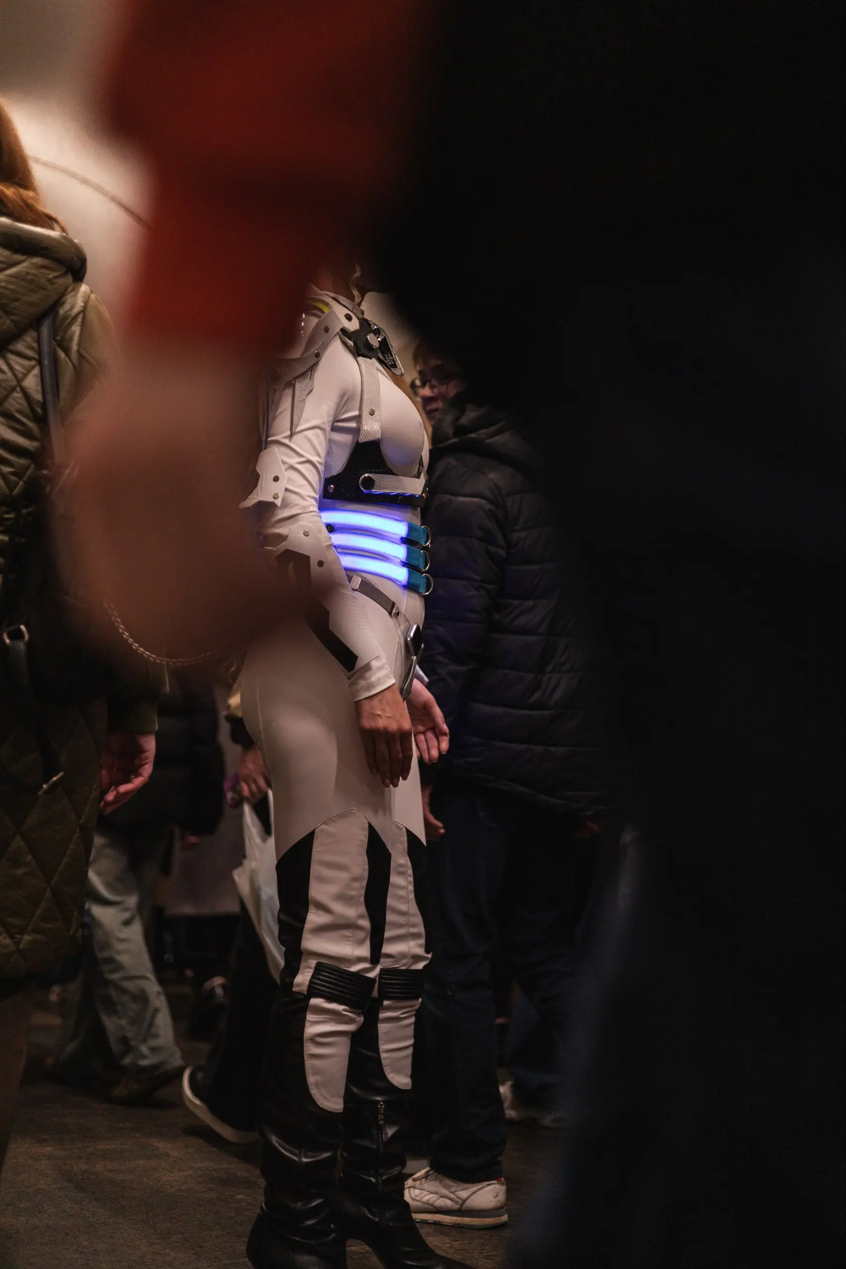018/365
Сегодня мне попался робот в метро)
Не мог я мимо пройти фотик у меня всегда с собой)
Вот что получилось.
Ну ещё парочку кадров сделал на улице уже без робота) | Сетка — социальная сеть от hh.ru