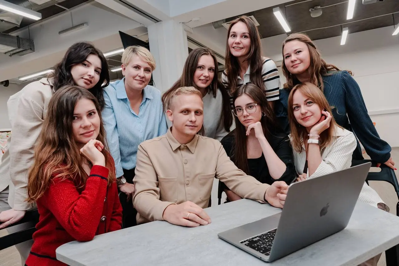 Стратегическая сессия HR в SimbirSoft
В октябре наше HR-направление провело мощную двухдневную сессию. Первый день мы посвятили глубинному сплочению команды, второй — решению стратегических кейсов | Сетка — социальная сеть от hh.ru