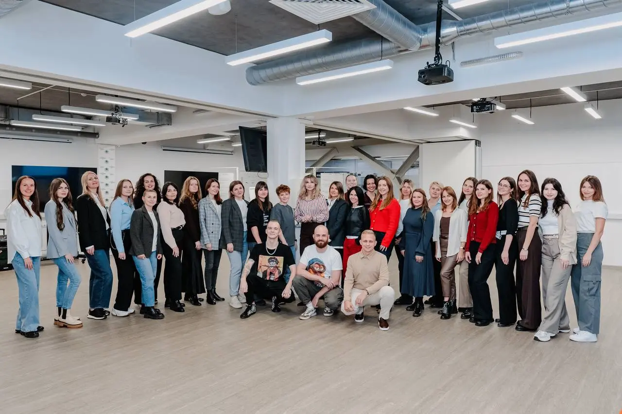 Стратегическая сессия HR в SimbirSoft
В октябре наше HR-направление провело мощную двухдневную сессию. Первый день мы посвятили глубинному сплочению команды, второй — решению стратегических кейсов | Сетка — социальная сеть от hh.ru