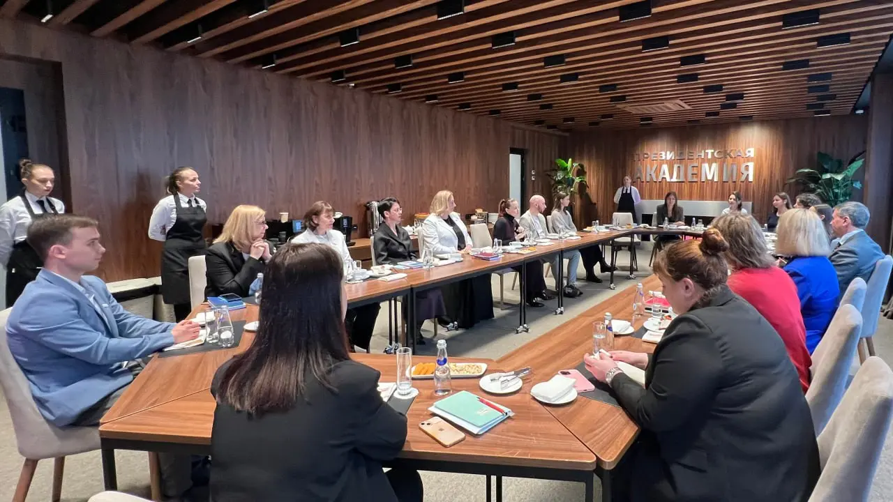 29 октября состоялась неформальная встреча команды Центра карьеры Президентской академии с ректором Алексеем Геннадиевичем Комиссаровым
Мы обсудили ключевые задачи на ближайшее время и то, как выстраи... | Сетка — социальная сеть от hh.ru