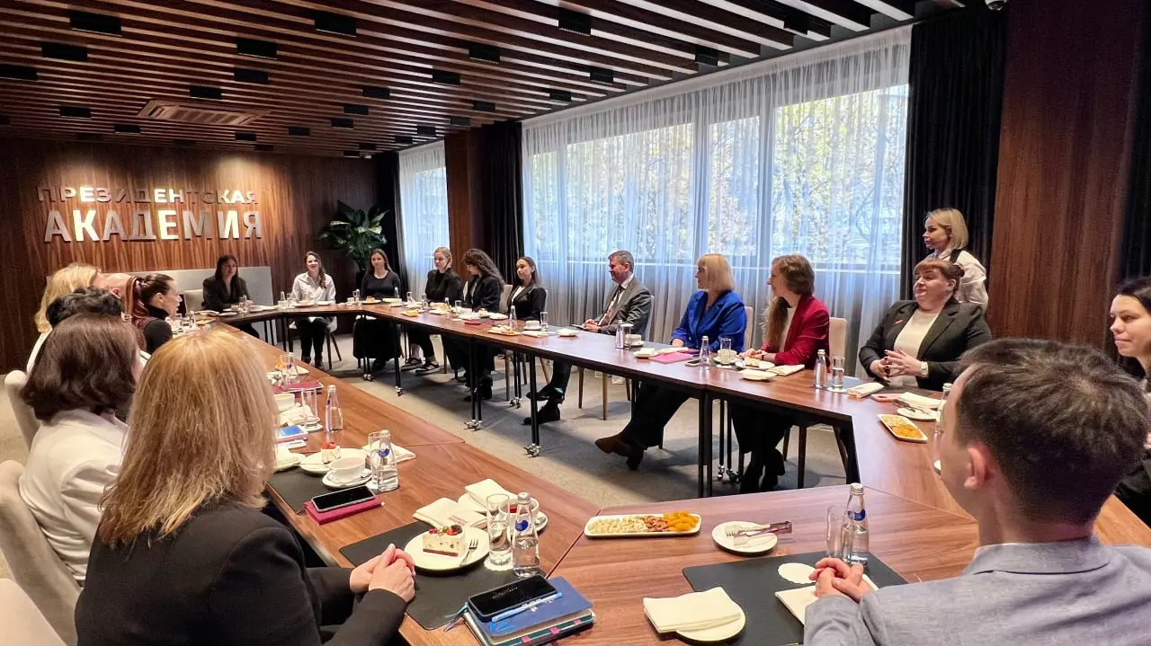 29 октября состоялась неформальная встреча команды Центра карьеры Президентской академии с ректором Алексеем Геннадиевичем Комиссаровым
Мы обсудили ключевые задачи на ближайшее время и то, как выстраи... | Сетка — социальная сеть от hh.ru