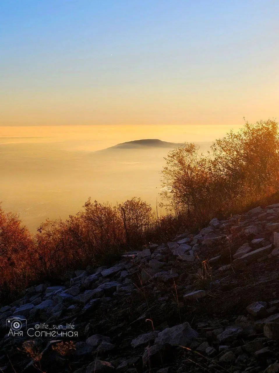 Рассвет на вершине Бештау — это настоящий подарок для души.
📸 lifesunlife | Сетка — социальная сеть от hh.ru