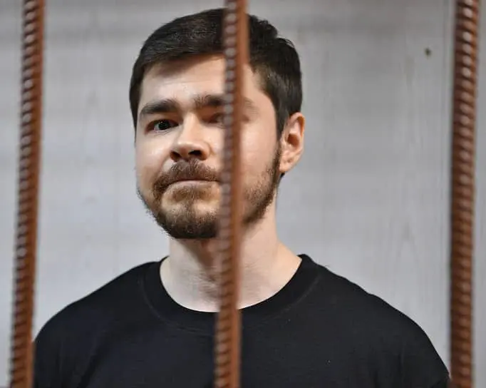 Блогера Аяза Шабутдинова приговорили к семи годам колонии и штрафу 5 млн рублей
Блогера Аяза Шабутдинова приговорили к 7 годам колонии по делу об особо крупном мошенничестве | Сетка — социальная сеть от hh.ru