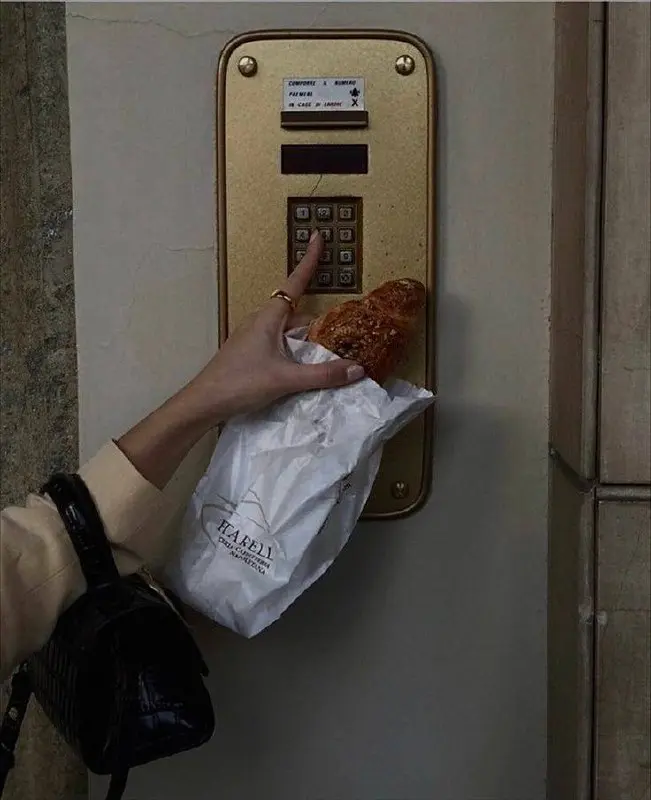 Смотрите какая спасательная обработка на айфоне🎞️🪄
Если фотография получилась не очень удачной по свету или немного размазано, то такой утемняющий фильтр поможет скрыть все лишнее🤎
#фильтры | Сетка — социальная сеть от hh.ru