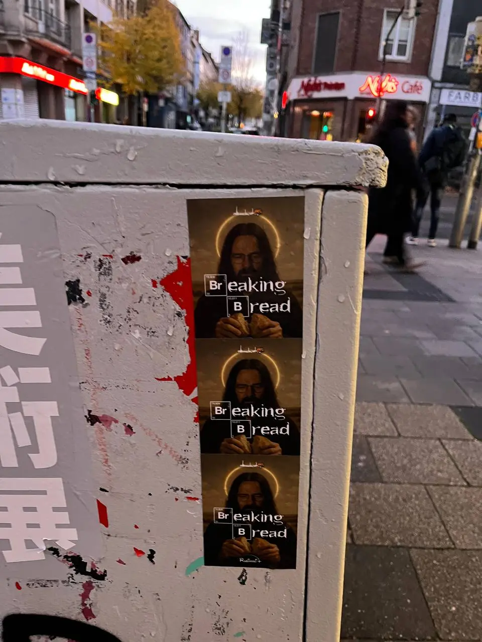 Заметила, что в Германии (где я сейчас нахожусь в отпуске) распространен такой рекламный носитель, как стикеры👀 Заценим их дизайн🔥 (надеюсь, на них нет рекламы ничего запрещенного) | Сетка — социальная сеть от hh.ru