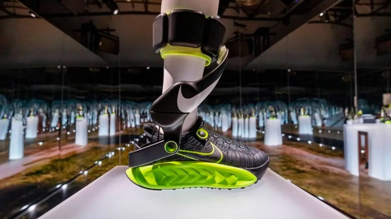 Nike тестирует моторизованный браслет для щиколотки — Project Amplify. Он подталкивает ногу при каждом шаге и буквально помогает бежать быстрее | Сетка — социальная сеть от hh.ru