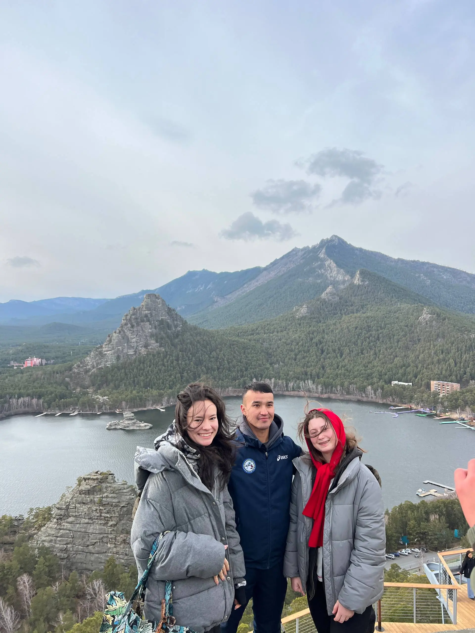 подняться на гору ✔️
полюбоваться видами ✔️
сфоткаться с казахскими борцами ✔️
посмотреть на белку ✔️
прокатиться на паромчике ✔️
походить вокруг трона и загадать желание ✔️ | Сетка — социальная сеть от hh.ru