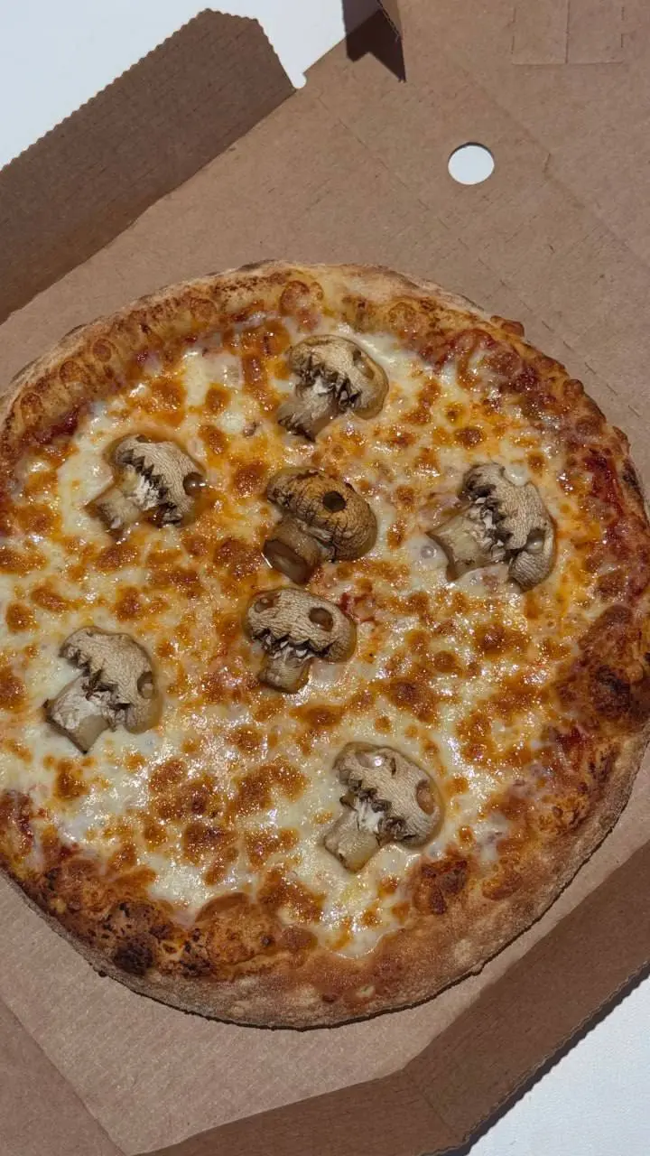 ААА! Додо Пицца дропнула пиццу с ЧЕРЕПАМИ в роли шампиньонов к Хэллоуину.
Итальянцы, держите себя в руках… | Сетка — социальная сеть от hh.ru