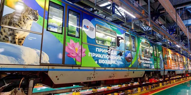 🚉 В Московском метрополитене на Арбатско-Покровскую линию вышел тематический поезд «Дальневосточный экспресс»
Каждый вагон поезда представляет собой экспозицию, позволяющую совершить увлекательное пут... | Сетка — социальная сеть от hh.ru