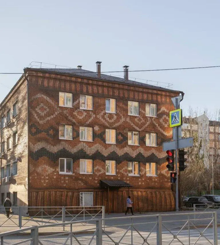 🧶 Дом-свитер
Фасад бывшего общежития в Тюмени преобразился благодаря художнику, превратившему его в настоящий арт-объект | Сетка — социальная сеть от hh.ru