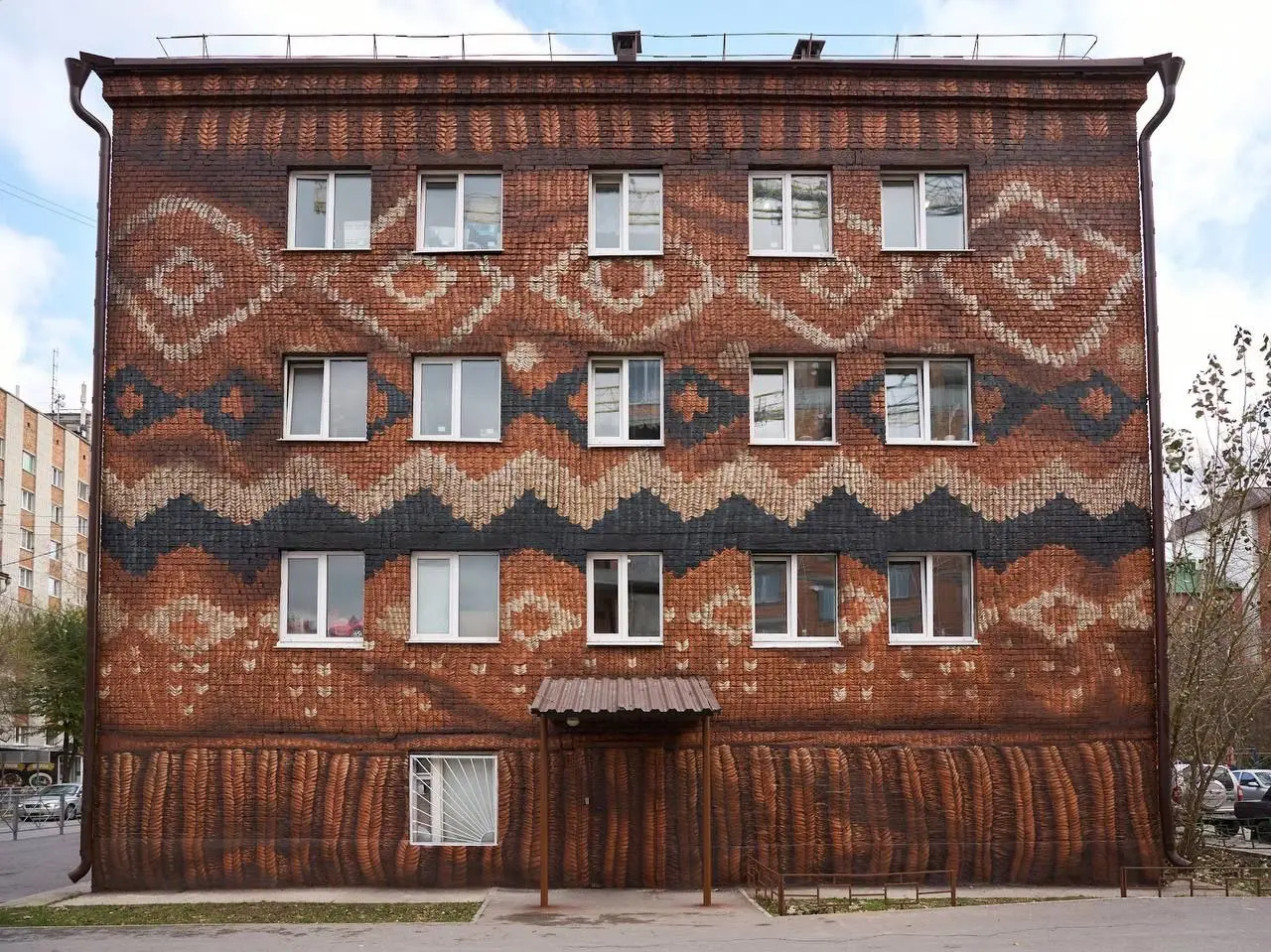 🧶 Дом-свитер
Фасад бывшего общежития в Тюмени преобразился благодаря художнику, превратившему его в настоящий арт-объект | Сетка — социальная сеть от hh.ru