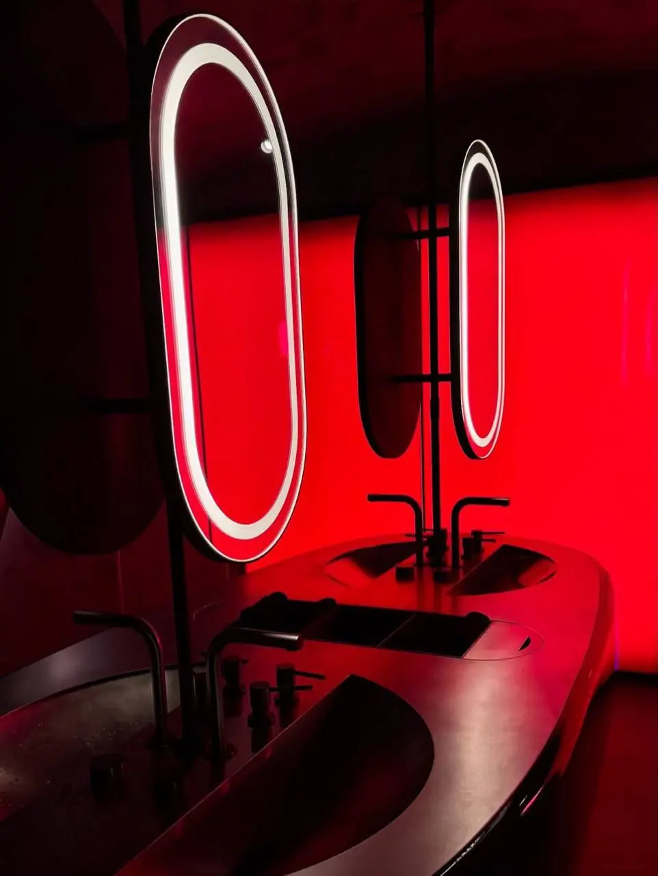 Maison Rouge: ресторан, где подают лобстера за 370 000 ₽ 💎
Maison Rouge сочетает ресторан, салон‑гостиную и ночной клуб в одном пространстве | Сетка — социальная сеть от hh.ru