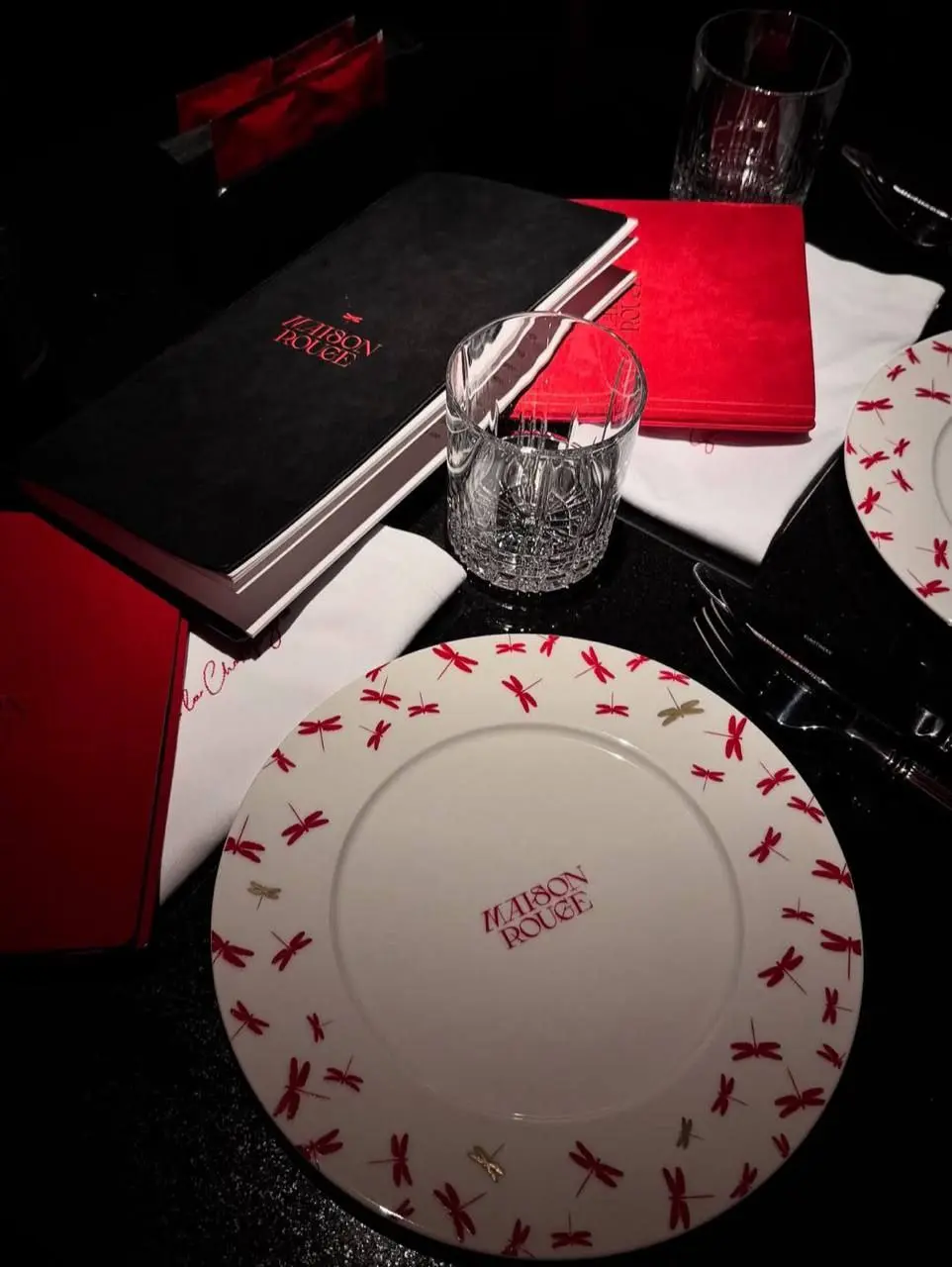 Maison Rouge: ресторан, где подают лобстера за 370 000 ₽ 💎
Maison Rouge сочетает ресторан, салон‑гостиную и ночной клуб в одном пространстве | Сетка — социальная сеть от hh.ru