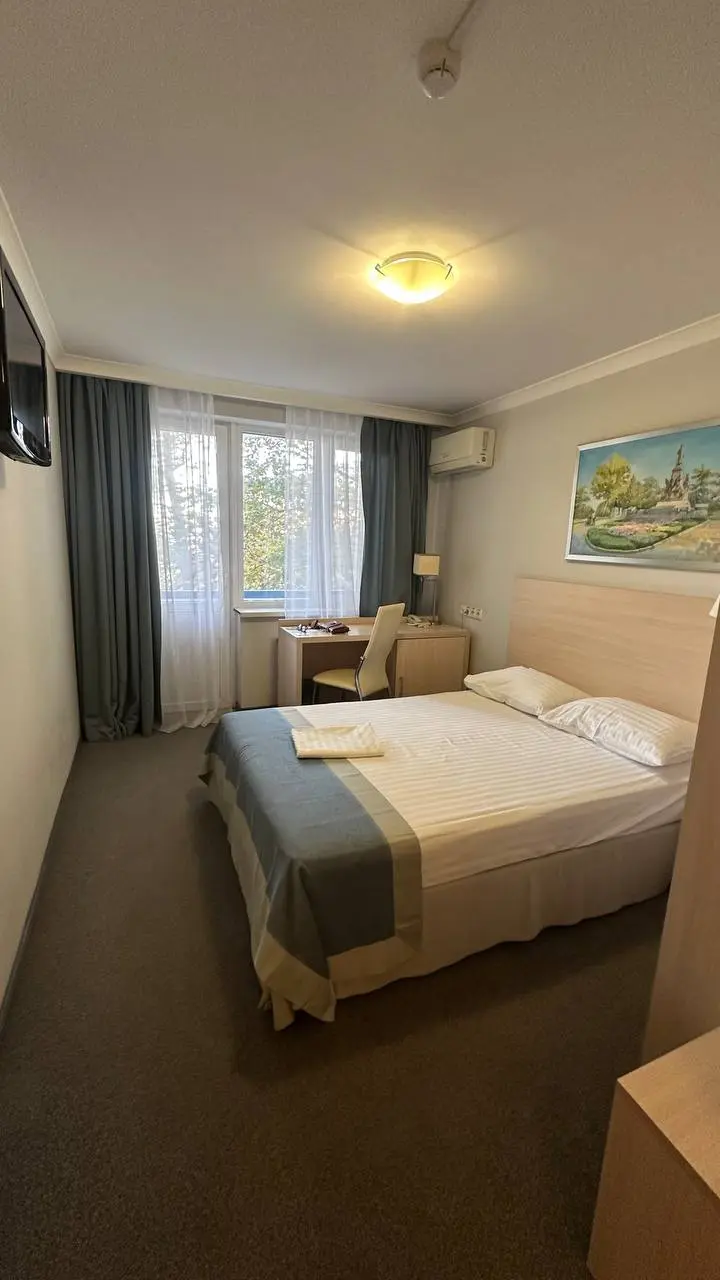 Я на месте📍
Ехала в поезде с любопытным попутчиком 😊:
Мужчина лет 70, седовласый, спокойный, тихий, любезный.
Уснули на соседних полках — конечно, жаль, что в одном СВ | Сетка — социальная сеть от hh.ru