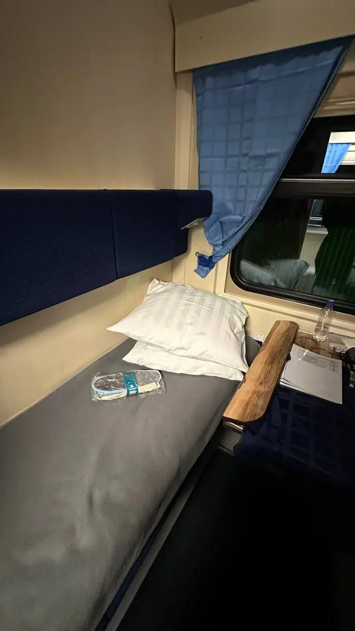 Я на месте📍
Ехала в поезде с любопытным попутчиком 😊:
Мужчина лет 70, седовласый, спокойный, тихий, любезный.
Уснули на соседних полках — конечно, жаль, что в одном СВ | Сетка — социальная сеть от hh.ru