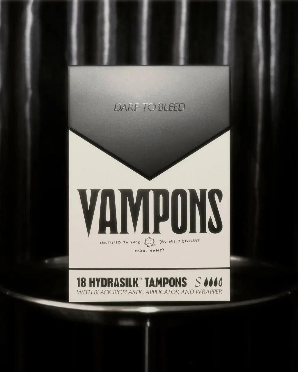 Тампоны курильщика
Vampons встряхивает индустрию средств гигиены и бросает вызов устаревшим эстетикам. Тампоны упакованы в коробку, вдохновленную сигаретной пачкой — символом табуированости темы | Сетка — социальная сеть от hh.ru