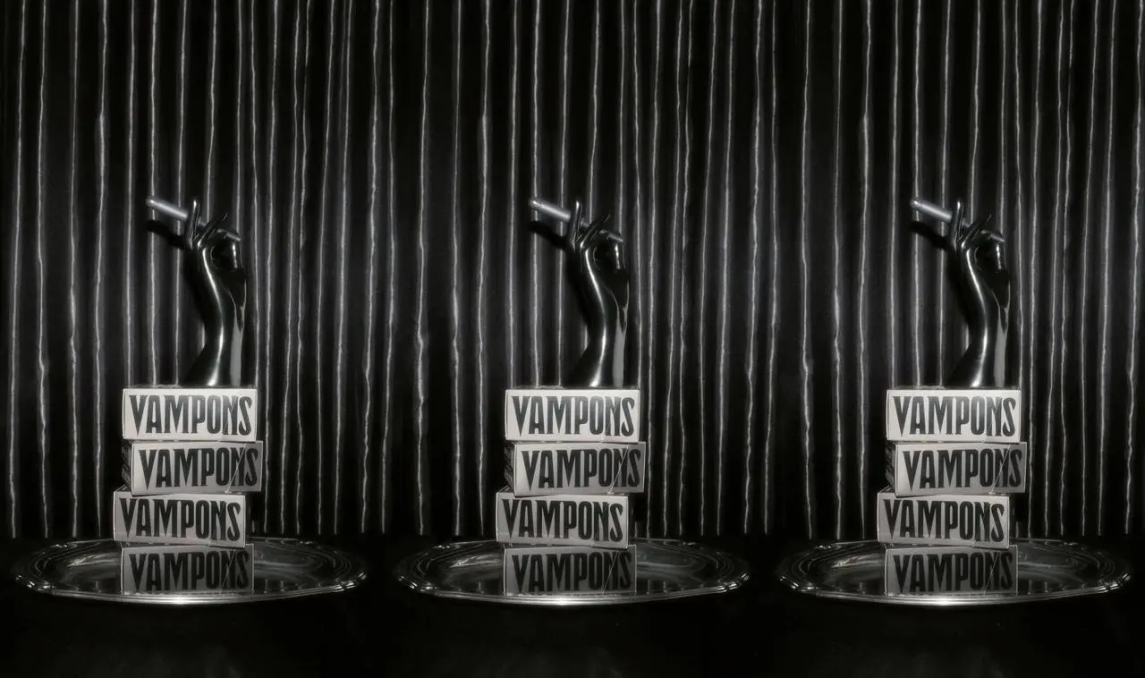 Тампоны курильщика
Vampons встряхивает индустрию средств гигиены и бросает вызов устаревшим эстетикам. Тампоны упакованы в коробку, вдохновленную сигаретной пачкой — символом табуированости темы | Сетка — социальная сеть от hh.ru