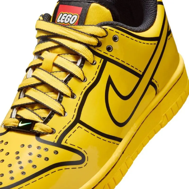 Nike x LEGO — вышел коллаб мечты детства. Модель Dunk Low пересобрали в жёлтом цвете с черными мультяшными обводками: всё в духе легендарных конструкторов | Сетка — социальная сеть от hh.ru