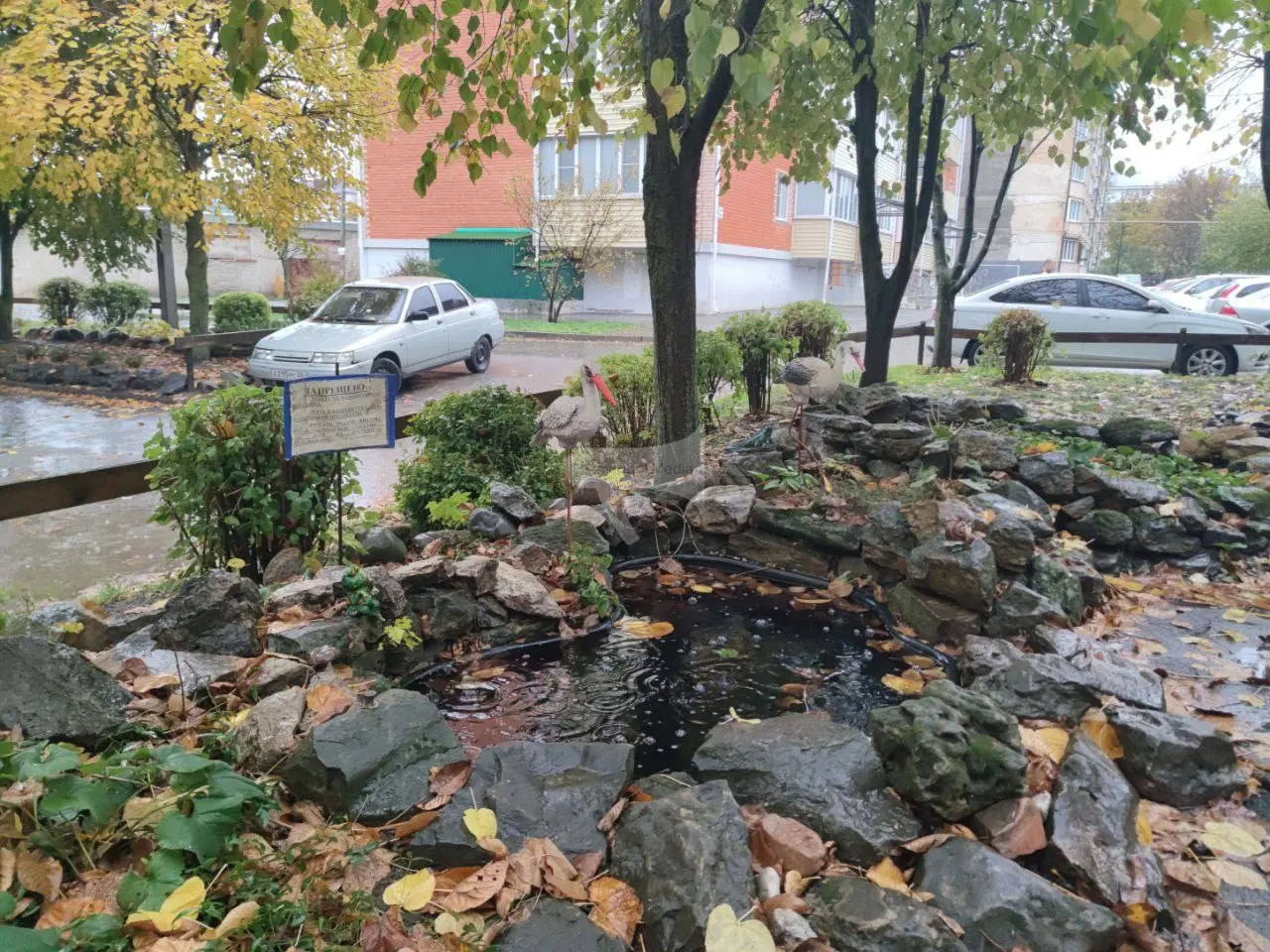 Уютный дворик в Ессентуках
Жители облагородили территорию, украсили её фигурками и сделали небольшой водоём с камнями — получилось по-домашнему красиво. | Сетка — социальная сеть от hh.ru