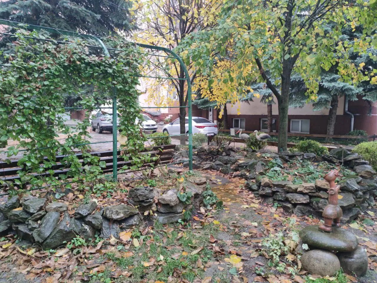 Уютный дворик в Ессентуках
Жители облагородили территорию, украсили её фигурками и сделали небольшой водоём с камнями — получилось по-домашнему красиво. | Сетка — социальная сеть от hh.ru