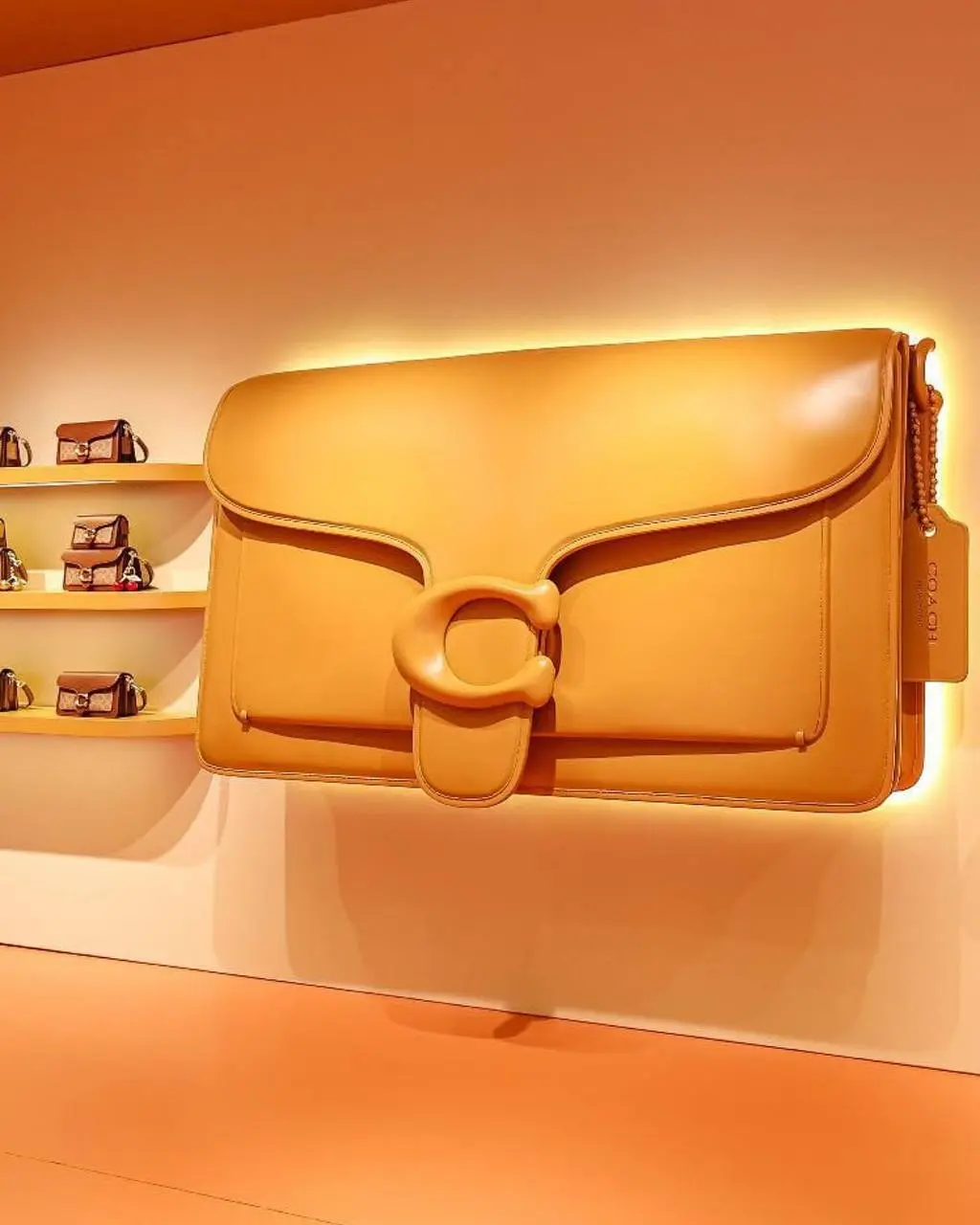 Coach открыл какой-то pop-up-переросток в Чэнду. В бренде заявили, что время «тихой роскоши» прошло, и пришло время воплощать в жизнь концепцию «выразительной роскоши» | Сетка — социальная сеть от hh.ru