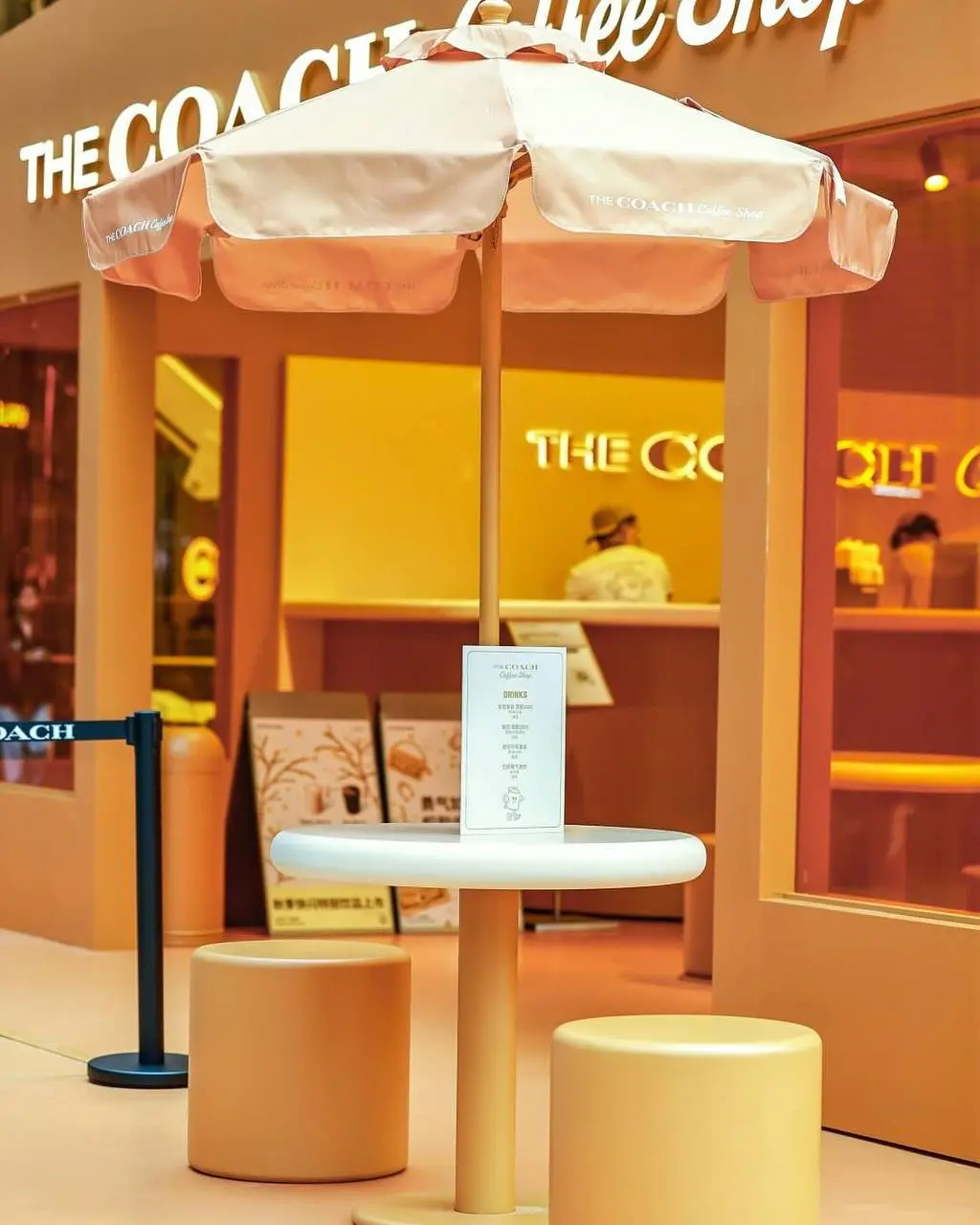Coach открыл какой-то pop-up-переросток в Чэнду. В бренде заявили, что время «тихой роскоши» прошло, и пришло время воплощать в жизнь концепцию «выразительной роскоши» | Сетка — социальная сеть от hh.ru