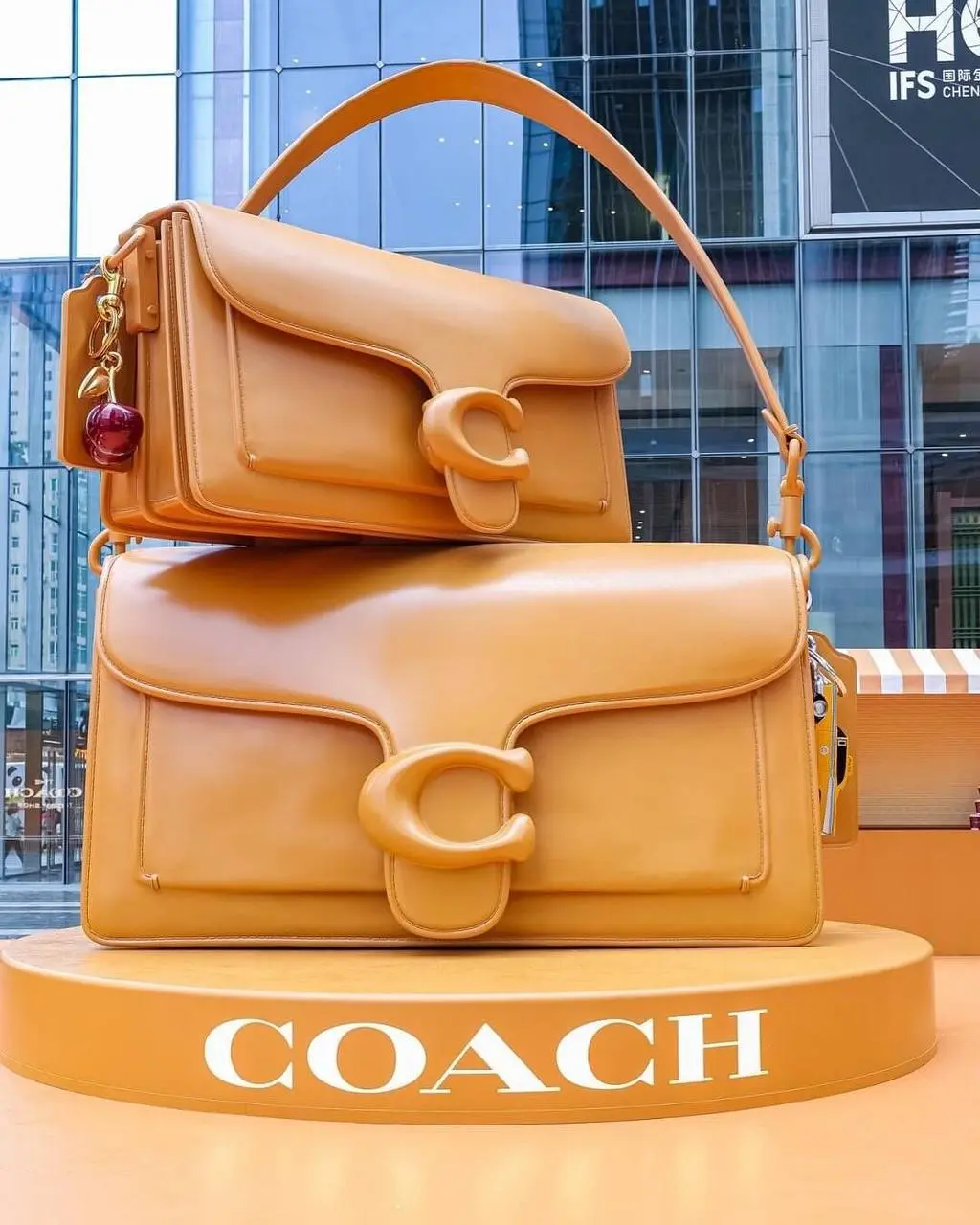 Coach открыл какой-то pop-up-переросток в Чэнду. В бренде заявили, что время «тихой роскоши» прошло, и пришло время воплощать в жизнь концепцию «выразительной роскоши» | Сетка — социальная сеть от hh.ru