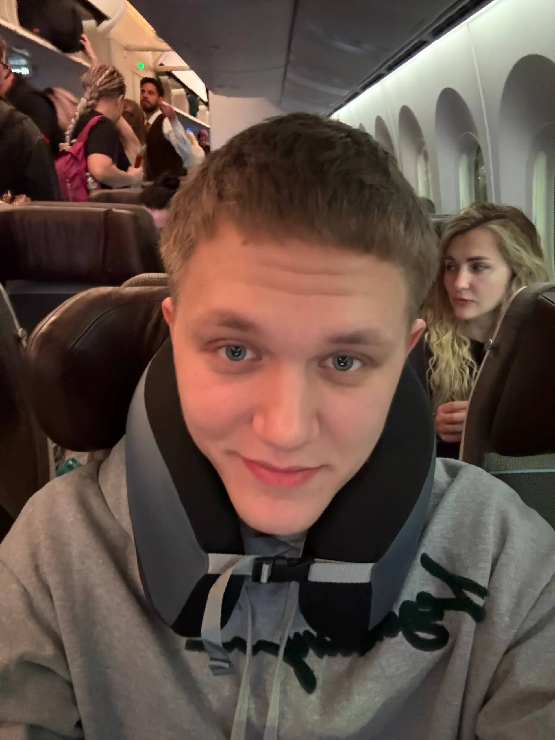трип начинается ✈️
суммарно в полете почти 10 часов: есть идеи, куда лечу?
те, кто знает, не говорите))
и да, на этой неделе умного контента не ждите, будет отпускной! | Сетка — социальная сеть от hh.ru
