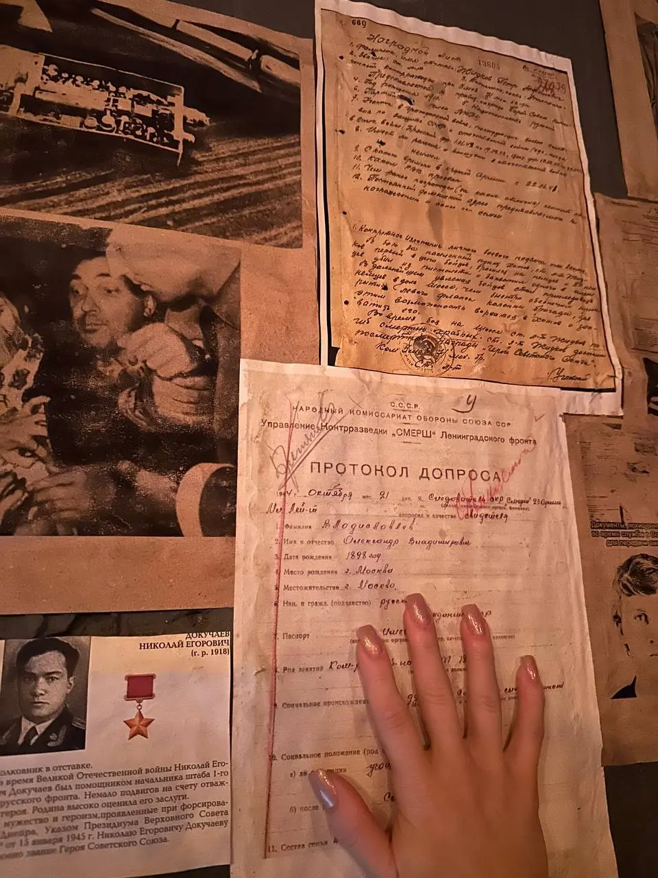 День народного единства
Сегодня говорим о единстве - не только между людьми, но и внутри дела, которое создаем.
Недавно я оказалась в необычном месте - баре-музее «Разведка» в Москве | Сетка — социальная сеть от hh.ru